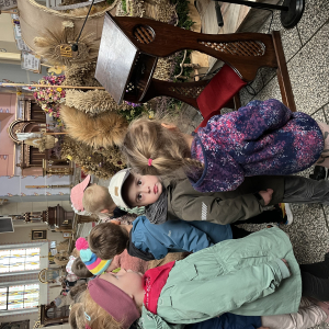 Dzieci w kościele oglądają wieńce dożynkowe