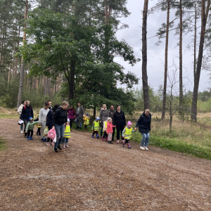 Zabawy ruchowe dzieci z rodzicami