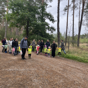 Dzieci z rodzicami w lesie