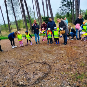 Dzieci rzucają szyszkami do celu