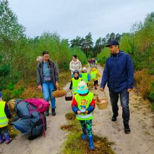 Dzieci z rodzicami w lesie