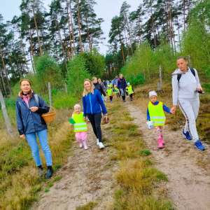 Dzieci z rodzicami w lesie