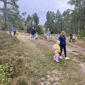 Dzieci z rodzicami w lesie