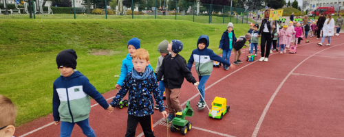 ZUCHY UCZESTNICZĄ W PARADZIE AUT NA SZNURKU