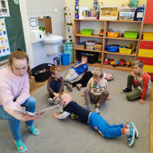 jesienne czytanie na dywanie