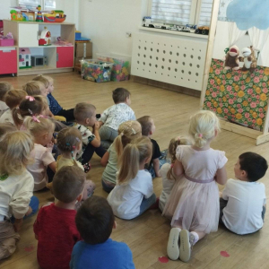 Dzieci z zaciekawieniem oglądają teatrzyk.