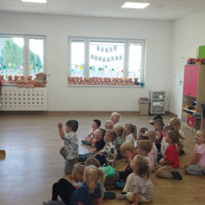 Dzieci z radością uczestniczą w spotkaniu teatralnym.