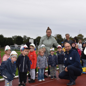 Dzieci podczas udziału w Trzeciej Paradzie Aut na Sznurku.