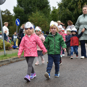 Dzieci podczas udziału w Trzeciej Paradzie Aut na Sznurku.