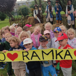 Dzieci podczas udziału w Trzeciej Paradzie Aut na Sznurku.