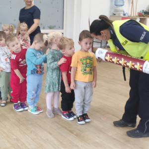 Dzieci podczas obserwacji przez tubę - dziecko z odblaskiem-dziecko bez odblasku.