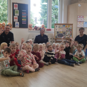 Wspólne pamiątkowe zdjęcie z policjantami.