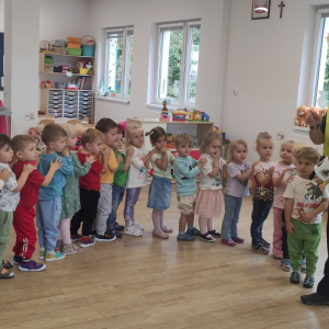 Dzieci podczas spotkania z policjantami.