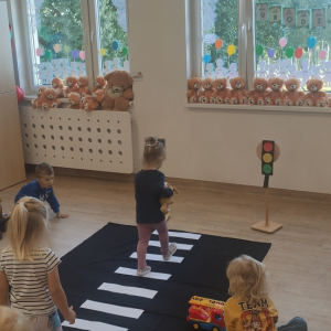 Dzieci podczas nauki prawidłowego przejścia przez pasy.