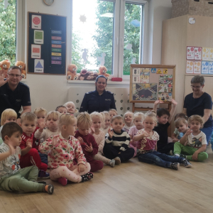 Wspólne pamiątkowe zdjęcie z policjantami.