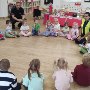 Dzieci podczas spotkania z policjantami.