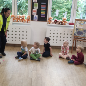 Dzieci podczas spotkania z policjantami.