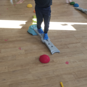 Dzieci podczas udziału w zabawach ruchowych - tor przeszkód.