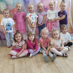 Pamiątkowe zdjęcie dziewczynek.