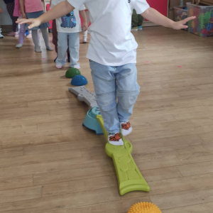 Dzieci podczas udziału w zabawach ruchowych - tor przeszkód.