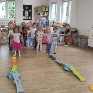 Dzieci podczas udziału w zabawach ruchowych - tor przeszkód.