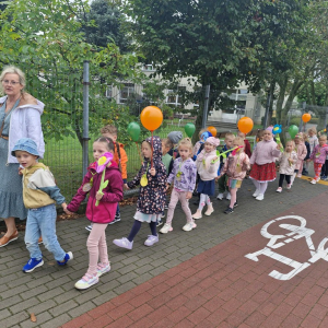 Dzieci w czasie przemarszu w pobliżu przedszkola