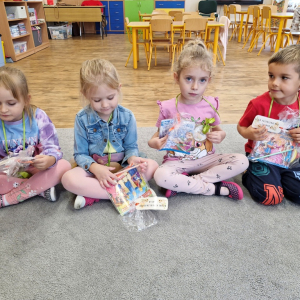 Dzieci z upominkami-książeczką i ołówkiem