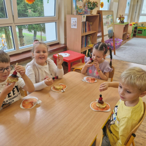 Dzieci w czasie konsumpcji pankejek  owocami