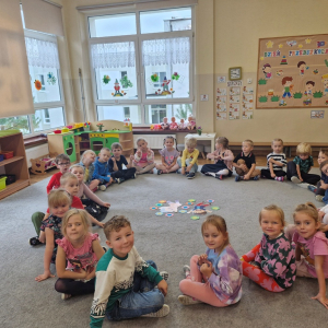 Dzieci po wykonaniu zadania Jaki powinien być super przedszkolak