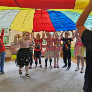 Dzieci przebiegają pod chustą animacyjną