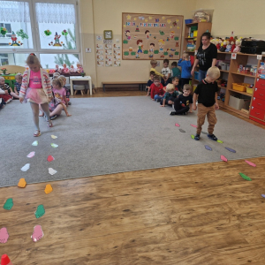 Dzieci w czasie zabawy ruchowej "Nasze stopy"