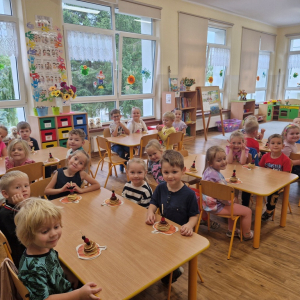 Dzieci oczekują na poczęstunek przygotowany przez mamę Macieja