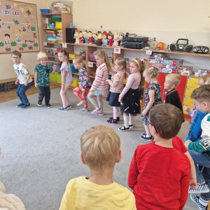 Dzieci tupią noga przy słowach piosenki "Coś tam puka w dole..."