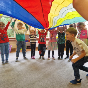 Dzieci przebiegają pod chustą animacyjną