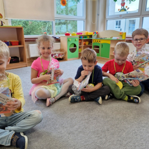 Dzieci z upominkami-książeczką i ołówkiem