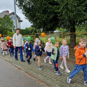 Dzieci w czasie barwnego przemarszu ulicami miasta z okazji Ogólnopolskiego   Dnia Przedszkolaka