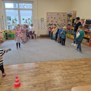 Dzieci niosą na łyżce małą piłeczkę