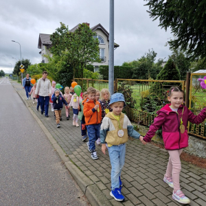 Dzieci w czasie barwnego przemarszu ulicami miasta z okazji Ogólnopolskiego   Dnia Przedszkolaka