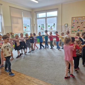 Dzieci podczas zabawy ze śpiewem "Maszynista zuch"  