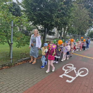 Dzieci w czasie przemarszu w pobliżu przedszkola