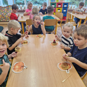 Dzieci w czasie konsumpcji pankejek  owocami