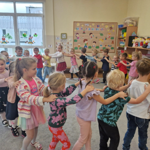 Dzieci podczas zabawy ze śpiewem "Maszynista zuch"   