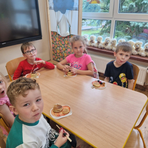Dzieci w czasie konsumpcji pankejek  owocami