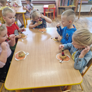 Dzieci w czasie konsumpcji pankejek  owocami