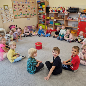 Dzieci czekają na otwarcie pudełka z upominkami