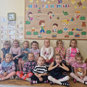 Dziewczynki na tle dekoracji Dzień Przedszkolaka