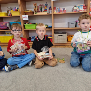 Dzieci z upominkami-książeczką i ołówkiem