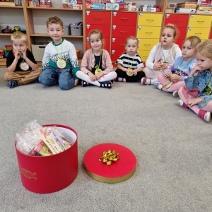 Dzieci czekają na upominki