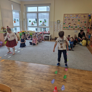 Dzieci w czasie zabawy ruchowej "Nasze stopy"