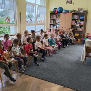 udział dzieci z grupy muchomorki w oglądaniu teatrzyku z koszyczka